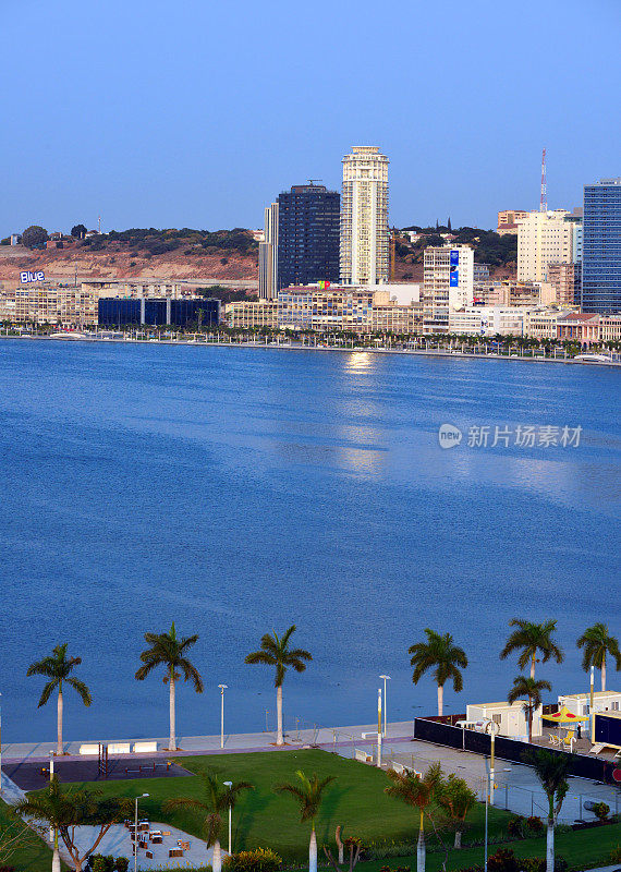 罗安达湾-海滨大道，Avenida Marginal / 4 de Fevereiro - skyline，安哥拉